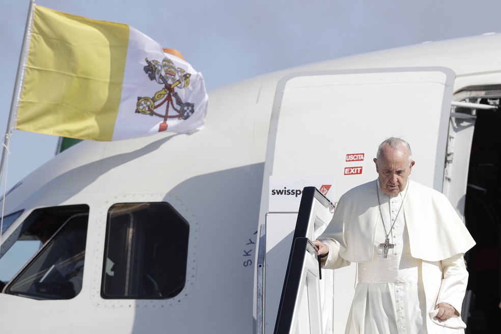 Papa Francisco desembarcou no aeroporto de Dublin neste sábado para uma agenda de dois dias na Irlanda (Foto: Greorio Borgia/ AP)