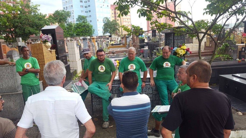 Sindicato realizou uma vistoria no Cemitério Areia Branca, em Santos (Foto: G1 Santos)