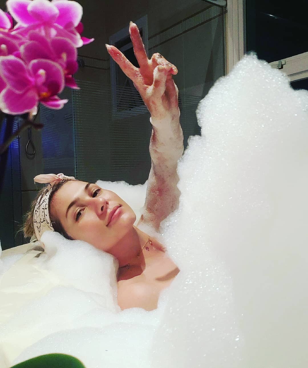 Lívia Andrade relaxa em uma banheira de espuma (Foto: Reprodução/Instagram)