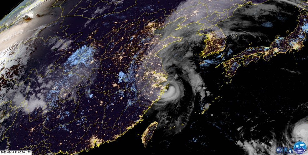 Imagem de satélite mostra tufão Muifa já atingindo a costa chinesa, em 14 de setembro de 2022. — Foto: Reprodução/ RAMMB/CIRA/CSU