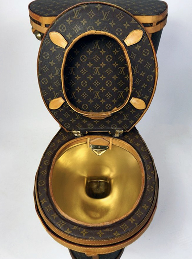 Vaso sanitário da Louis Vuitton, criado pela artista Illma Gore e avaliado em US$ 100 mil (Foto: reprodução)