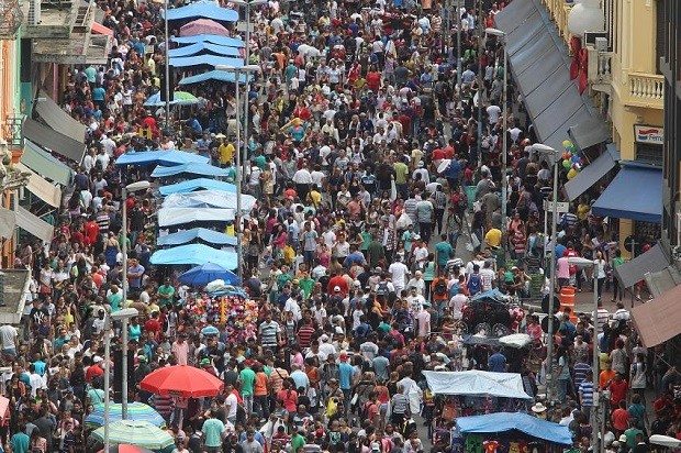 Movimento na Rua 25 de Março, em São Paulo, antes da pandemia (Foto: Paulo Pinto/ Fotos Públicas)