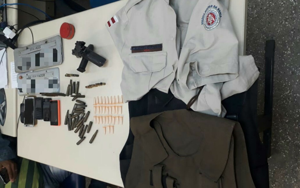 Farda da PM, pistola, muniÃ§Ãµes e cocaÃ­na foram encontradas com o grupo (Foto: DivulgaÃ§Ã£o/SSP-BA)