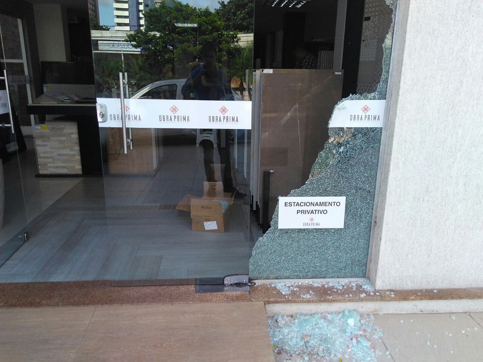 Loja de porcelanato teve vidraça quebrada, mas criminosos fugiram por causa do alarme (Foto: Marksuel Figueredo/Inter TV Cabugi)