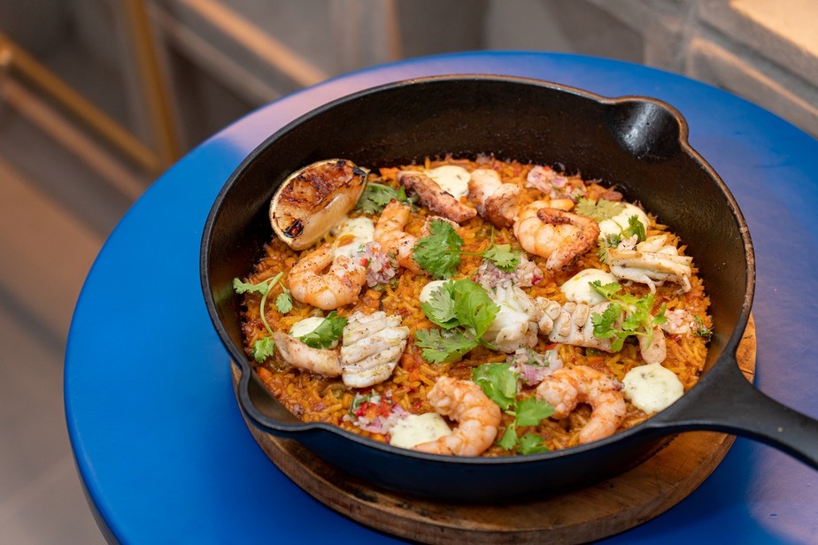 Receita de arroz marinho com camarão, lula e polvo pode ser servida em panela de ferro