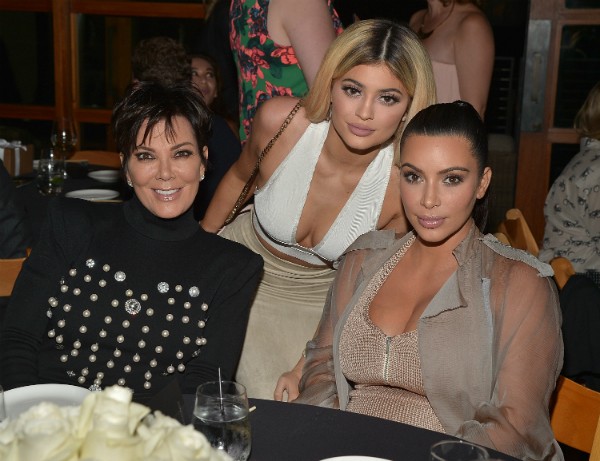 Kris Jenner com as filhas Kim Kardashian e Kylie Jenner (Foto: Getty Images)