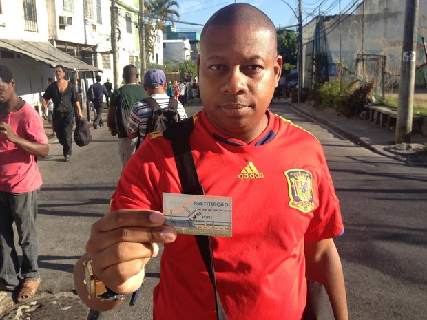 Vigilante Leandro da Silva se queixa de falta de informação da SuperVia após descarrilamento (Foto: Renata Soares/G1)