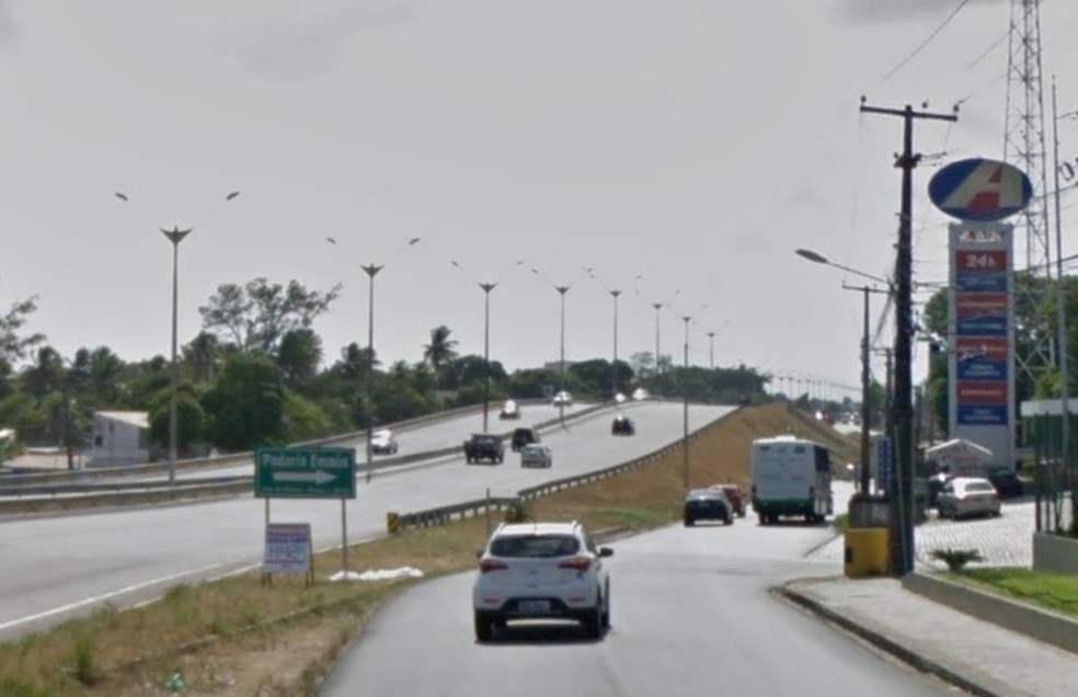 Via marginal próxima ao viaduto de Emáus vai ficar interditada — Foto: Google Street View