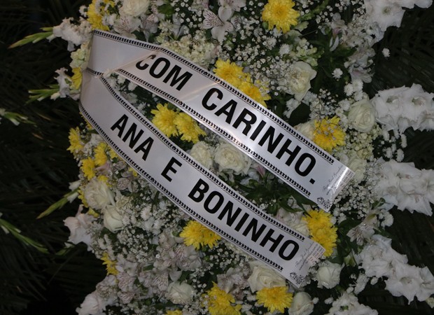 Coroa de flores enviada por Ana Furtado e Boninho (Foto: Rogério Fidalgo/AgNews)