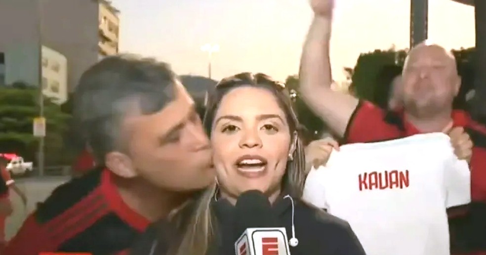 Torcedor do Flamengo beija repórter da ESPN Jéssica Dias — Foto: Reprodução/ESPN