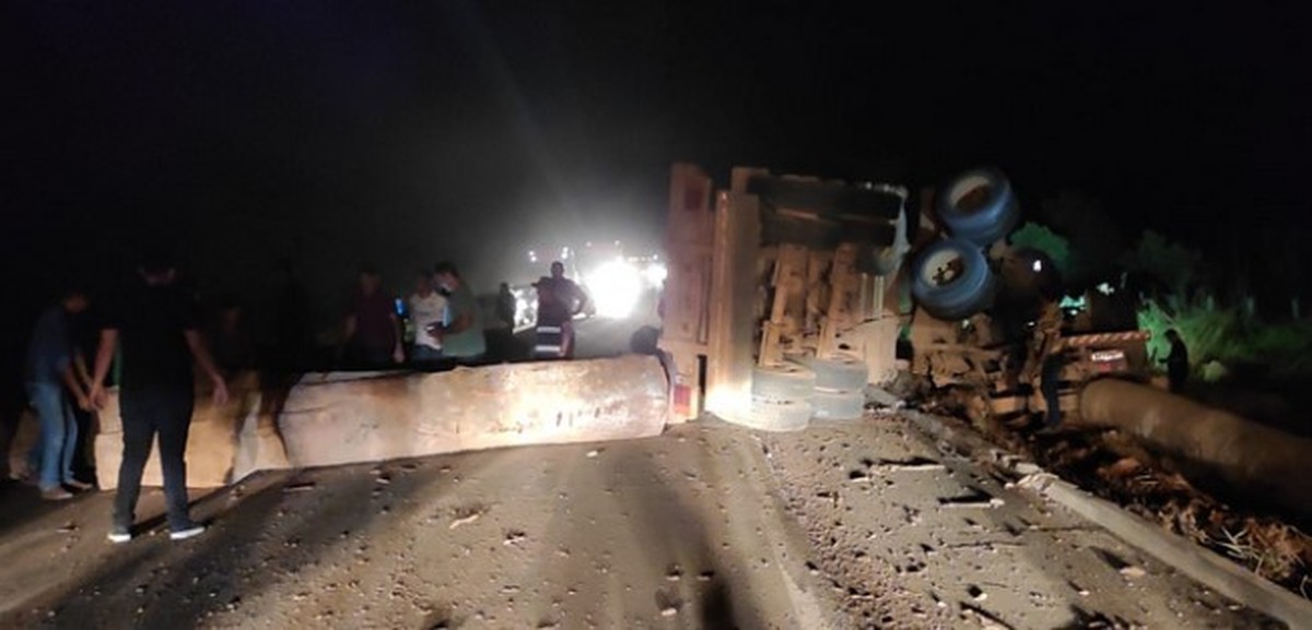 Caminhão carregado de toras de madeira tomba e motorista morre em acidente na BR-317 - Vimarsana News