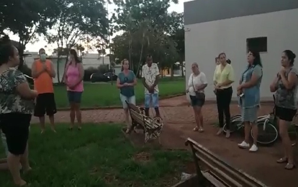 Familiares e amigos em oração na frente da Santa Casa de Ourinhos (SP) — Foto: Facebook/Reprodução