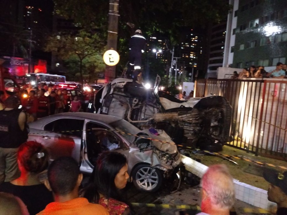 Acidente aconteceu no bairro da Tamarineira, na Zona Norte do Recife, na noite de 26 de novembro (Foto: WhatsApp)