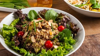 Cores. Salada de quinoa com shiitake, amêndoas, tomate cereja, ciboulette, abobrinha, cebola e alho refogados e mix de folhas (R$36) do Cardin (99748-4617) — Foto: Divulgação