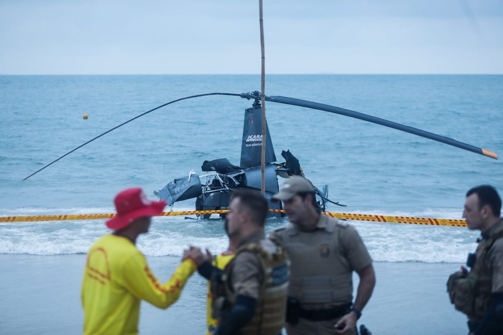 Pane de motor teria obrigado 'pouso de emergência' de helicóptero — Foto: Tiago Ghizoni/NSC