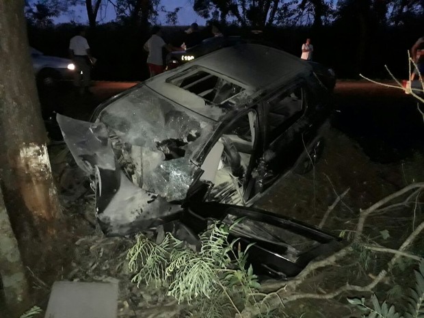 Quatro jovens estavam em carro que bateu em árvore em Caibaté; apenas um sobreviveu (Foto: Rádio São Luiz/Divulgação)