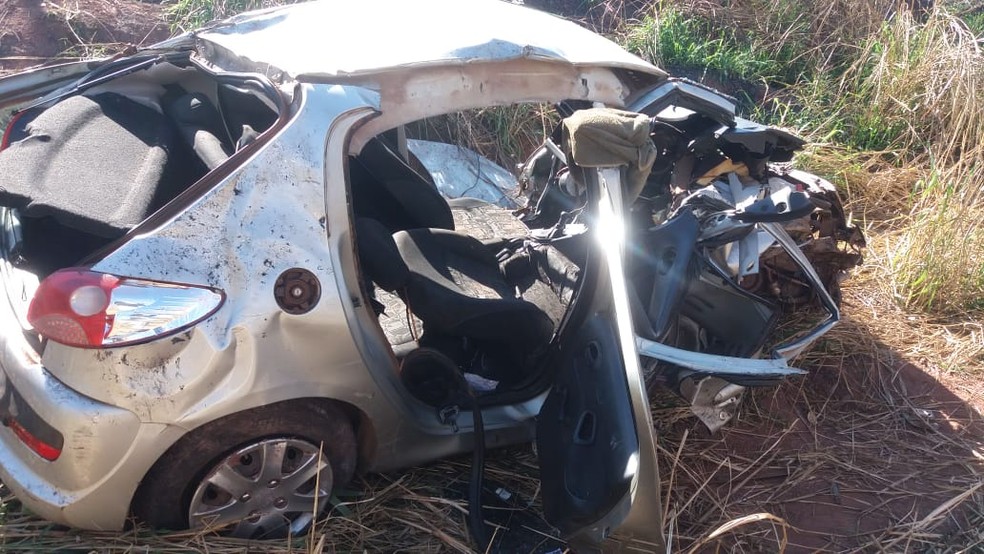 Carro ficou destruÃ­do apÃ³s o acidente na BR-010 nesta sexta-feira (2) â€” Foto: DivulgaÃ§Ã£o/PRF