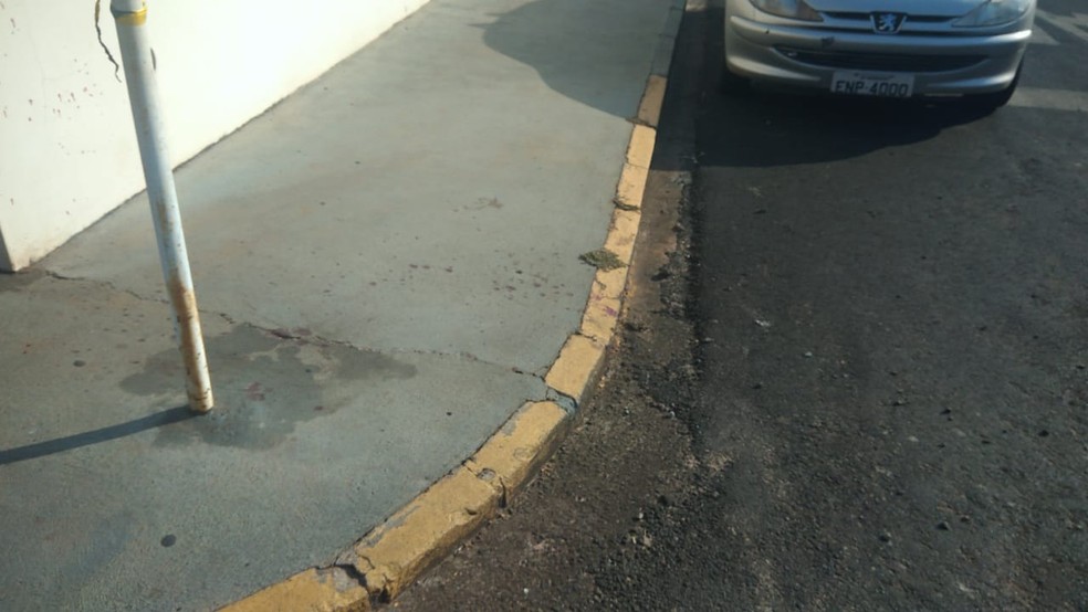 Vítima foi encontrada caída no chão de uma calçada no centro de Itápolis — Foto: Arquivo pessoal/Valtemir Tambarussi