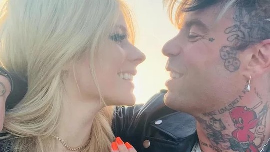 Ex-noivo de Avril Lavigne está 'devastado' com affair da cantora com Tyga, diz site