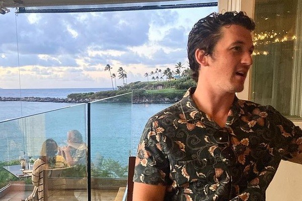 O ator Miles Teller em restaurante no Havaí (Foto: Instagram)