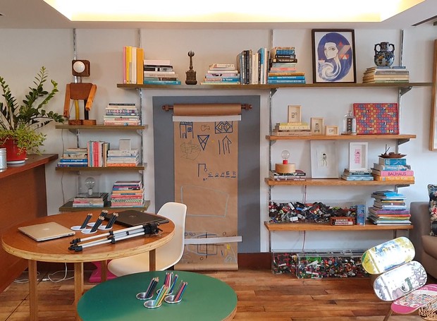 Espaço social da casa da arquiteta Leila Bittencourt é composto por prateleiras com diversos livros e obras de arte (Foto: Divulgação/GNT)