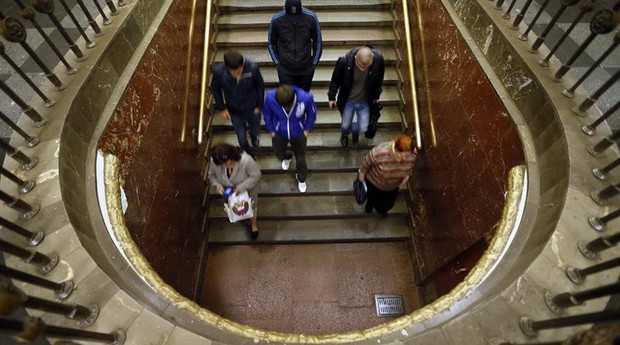 Escadas do metrô de Moscou - algumas estações descem até 63m (Foto: Agência EFE)