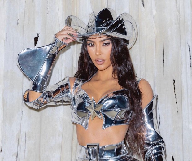 Kim Kardashian aposta em look de cowgirl em Halloween 2021 (Foto: Instagram/Reprodução)