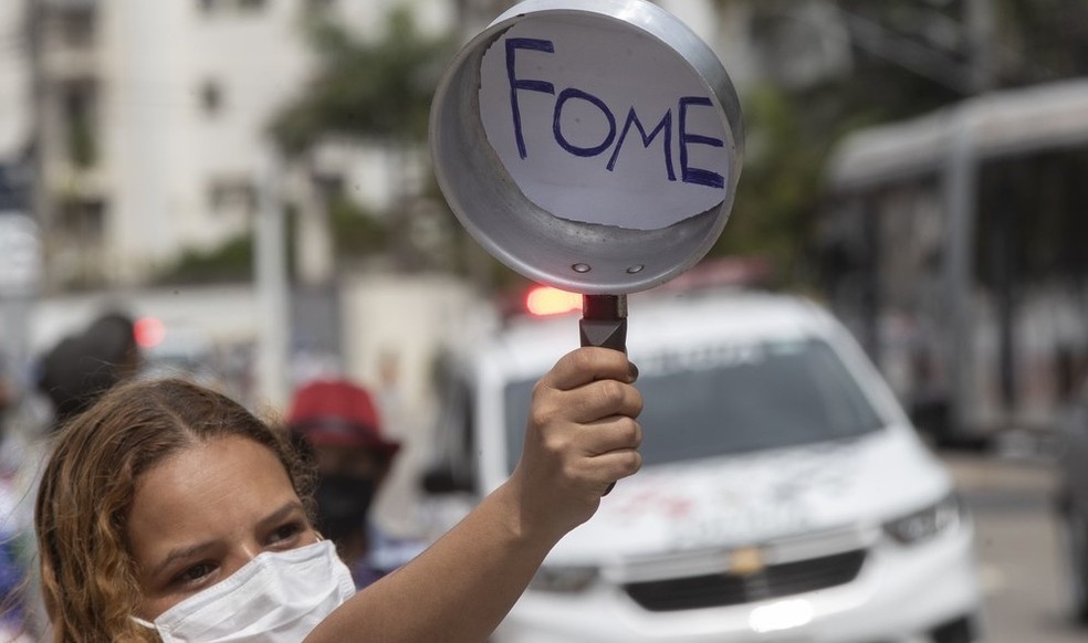Moradora de Paraisópolis mostra panela vazia durante protesto em São Paulo na segunda-feira (5) — Foto: André Penner/AP Photo
