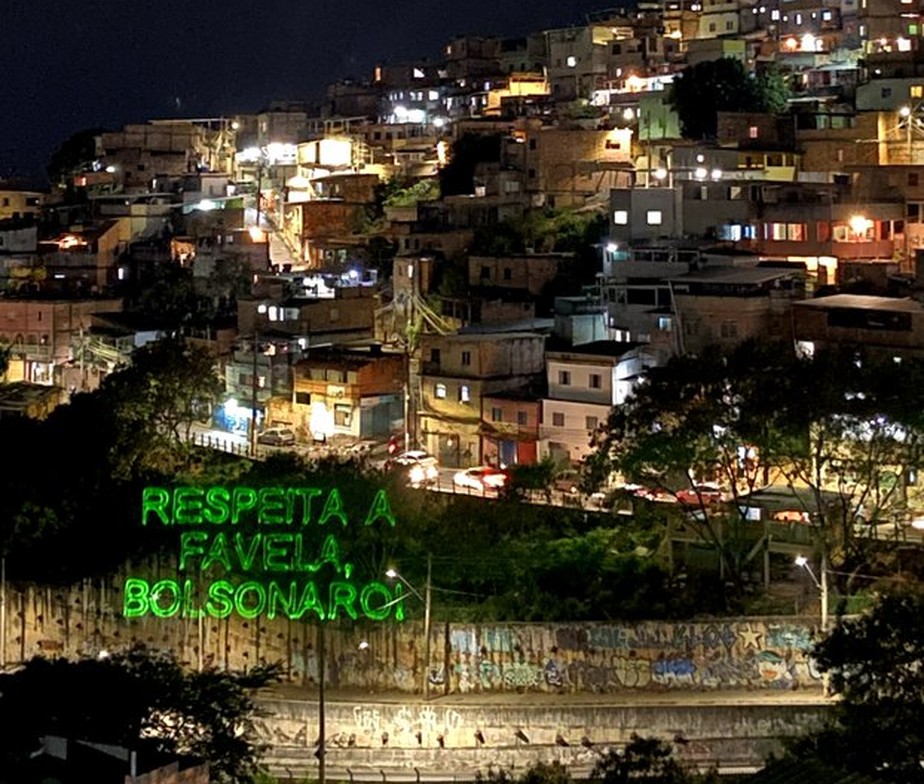 Projeção na favela Aglomerado da Serra em Belo Horizonte