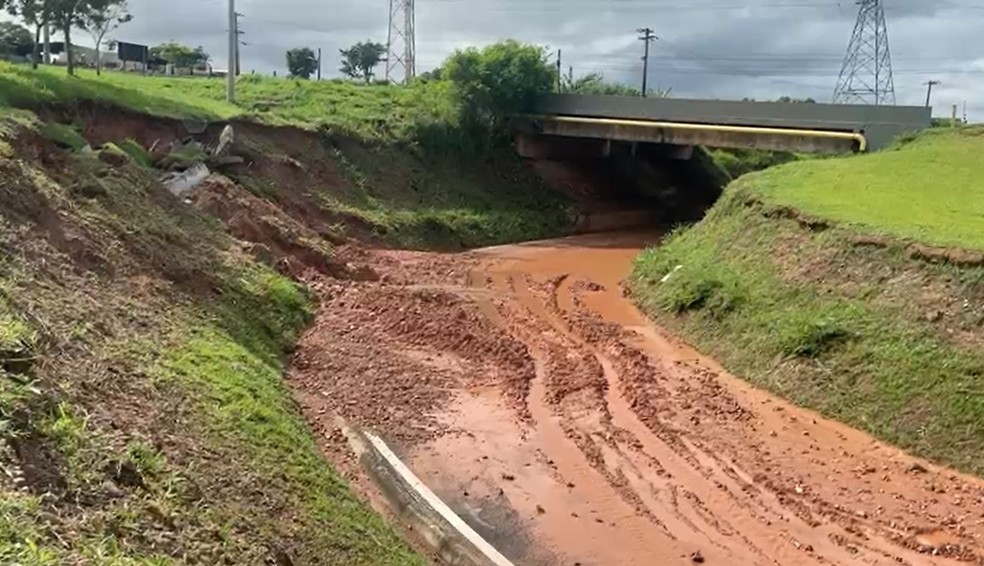 Alça de acesso da Rodovia Geraldo de Barros em Piracicaba é interditada após barranco ceder — Foto: Letícia Alves