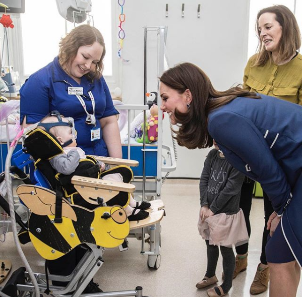 Kate Middleton encontrou Amara Kedwell-Parsons, de dez meses, paciente da enfermaria infantil do Hospital St Thomas, em Londres. (Foto: Reprodução Instagram)