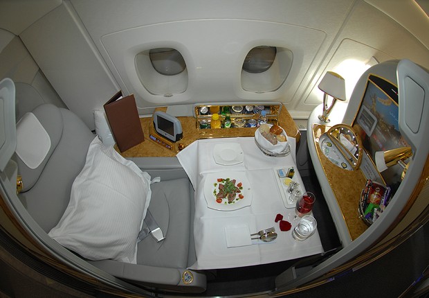 Cabine de primeira classe da Emirates (Foto: Divulgação)