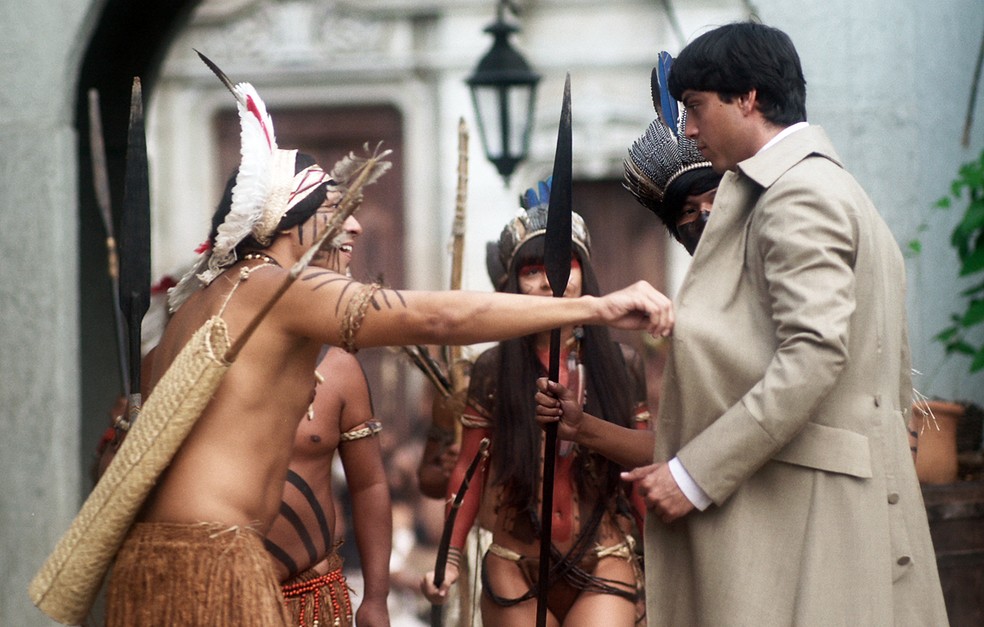 Índios começam a caçoar de Piatã (Rodrigo Simas) em 'Novo Mundo' — Foto: Globo