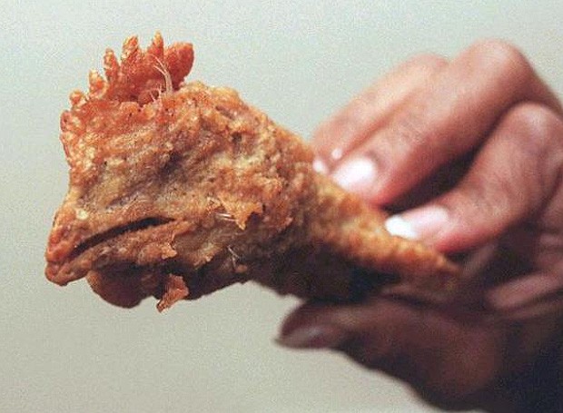 Em 2007, uma mulher encontrou uma cabeça de galinha intata no meio do frango frito que havia comprado no McDonald’s (Foto: Reprodução)