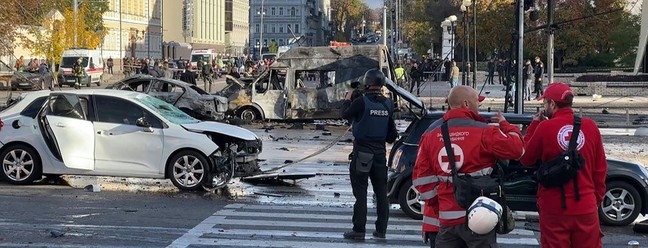 No centro de Kiev, veículos ficaram destruídos após bombardeios — Foto: Arman SOLDIN / AFPTV / AFP