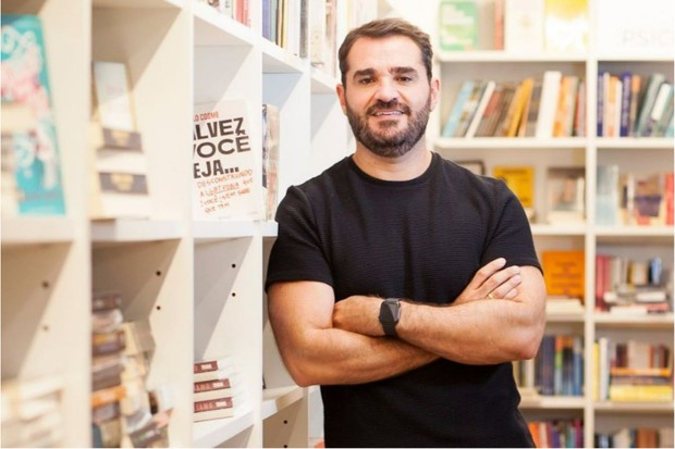 Marcelo Cosme no lançamento do livro em São Paulo (Foto: Instagram/Reprodução)