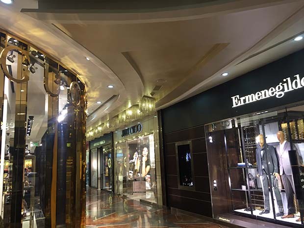 Palladium Shopping mall with Gucci next to Ermenegildo Zegna   (Foto: Reprodução )
