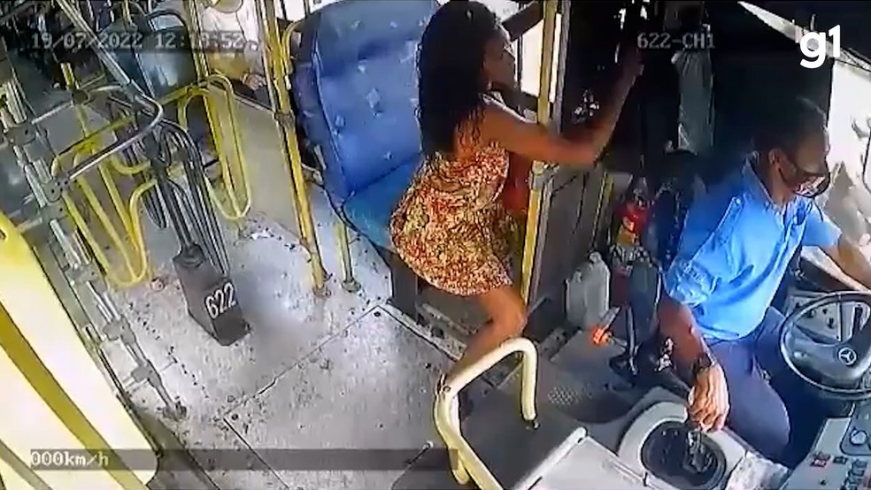 Mulher é flagrada furtando mochila de motorista dentro de ônibus do transporte coletivo da Grande São Luís — Foto: Reprodução