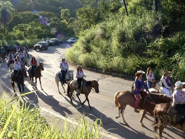 Cerca de 20 mulheres subiram a serra durante a cavalgada (Foto: Reprodução/TV Anhanguera)