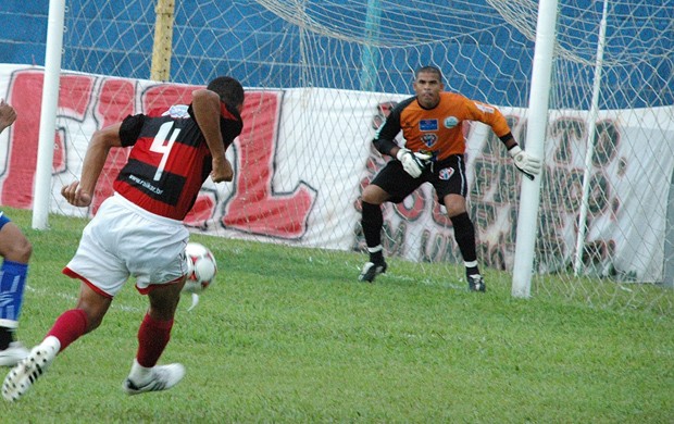 Raimundão encerrou a carreira defendendo o gol do Maranhão, clube que o revelou (Foto: Biné Morais/O Estado)