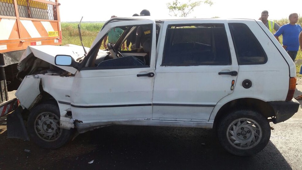 Carro colidiu com ve&iacute;culo de empresa de engenharia na BR-101, em Goiana (Foto: PRF/Divulga&ccedil;&atilde;o)