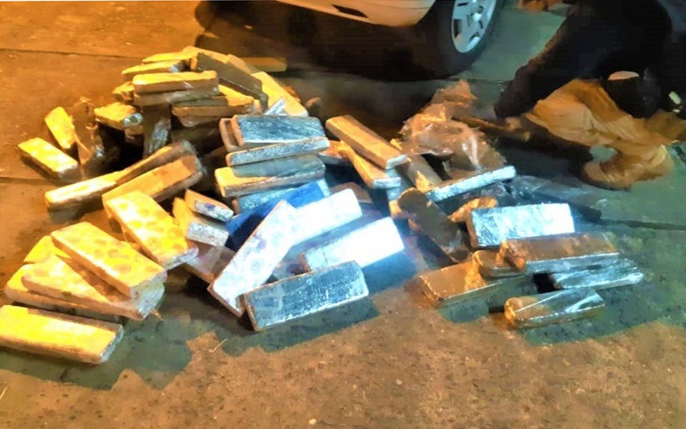 Casal é preso após ser flagrado com 100 Kg de maconha escondidos em porta-malas  de carro na Bahia. — Foto: PRF / Divulgação 
