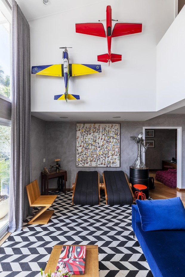 Casa de 400 m² com pé-direito duplo tem décor colorido e memórias afetivas  (Foto: Rafael Renzo/divulgação)