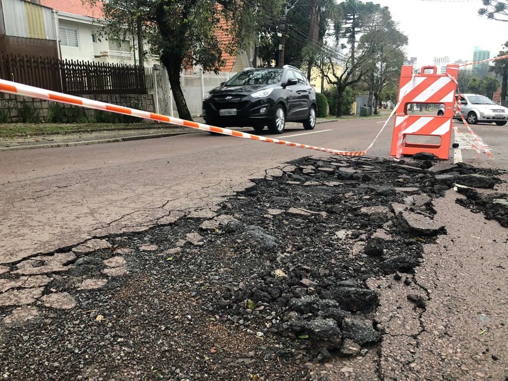 Buraco se formou ba Avenida Agostinho Leão Júnior, esquina com Padre Camargo, no bairro Alto da Glória — Foto: Amanda Menezes/RPC