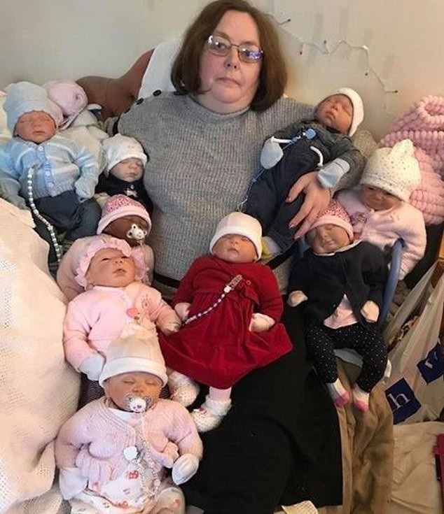 Mulher gasta R$2700 em presentes de Natal para nove bonecas reborn