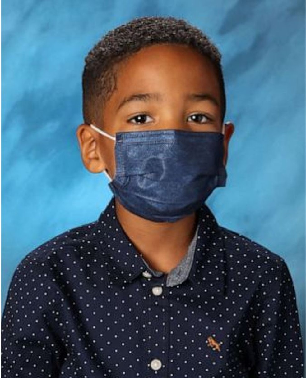 Mason não quis tirar a máscara ao ser fotografado na escola — Foto: Reprodução/Redes sociais