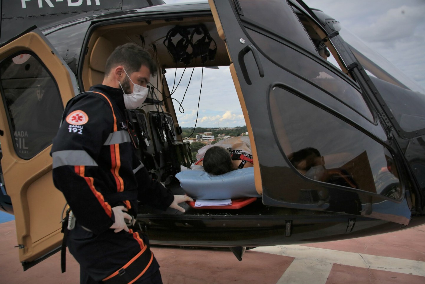 Paciente com problema pós-operatório é transferida de hospital no AC em helicóptero do governo