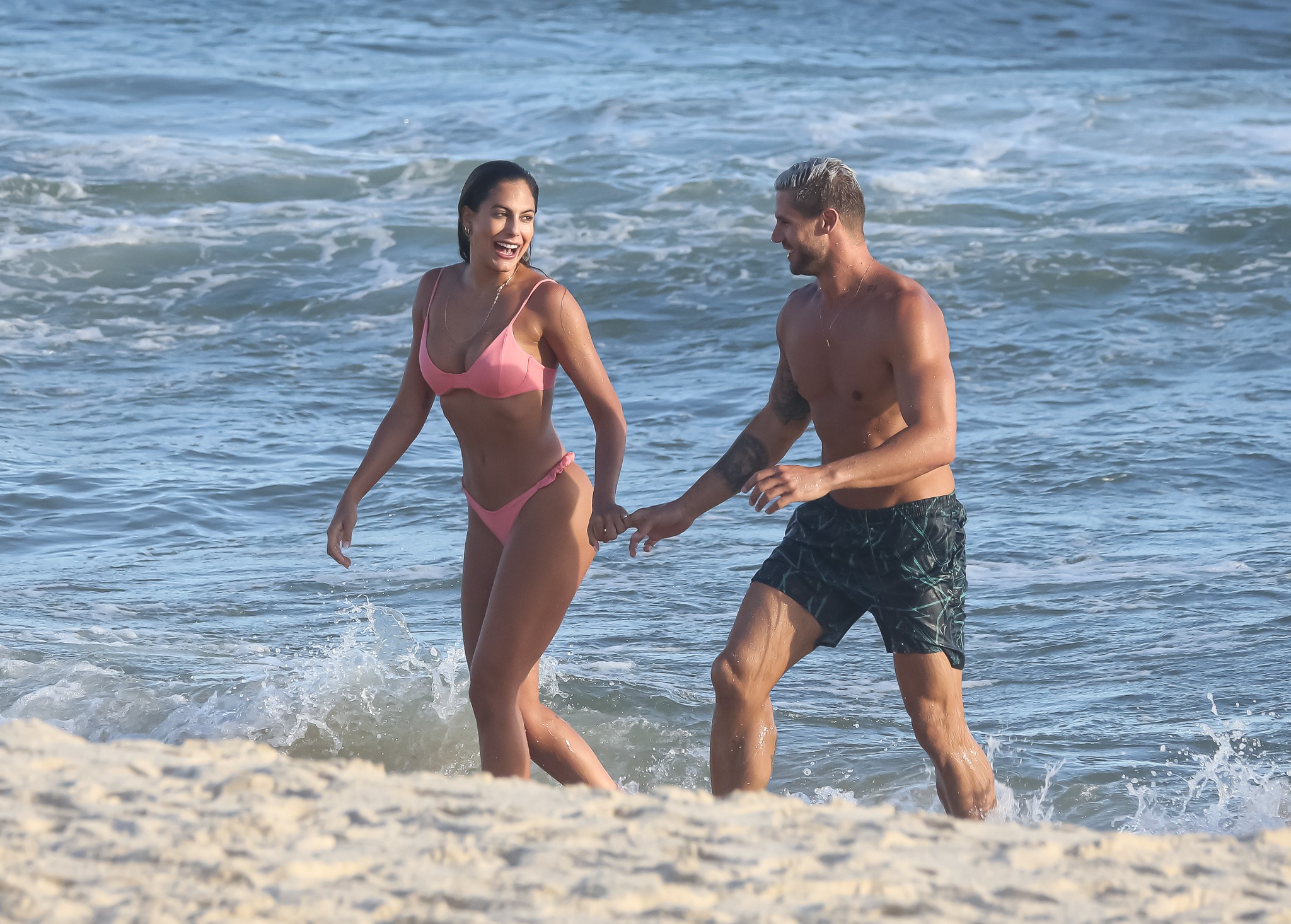 Mari Gonzalez e Jonas Sulzbach curtem praia (Foto: AgNews)