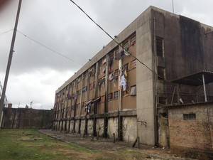 Classificada pela CPI do Sistema Carcerário de 2008 como a "pior casa prisional do país", o Presídio Central de Porto Alegre colocará abaixo 10 pavilhões (Foto: Rafaella Fraga/G1)