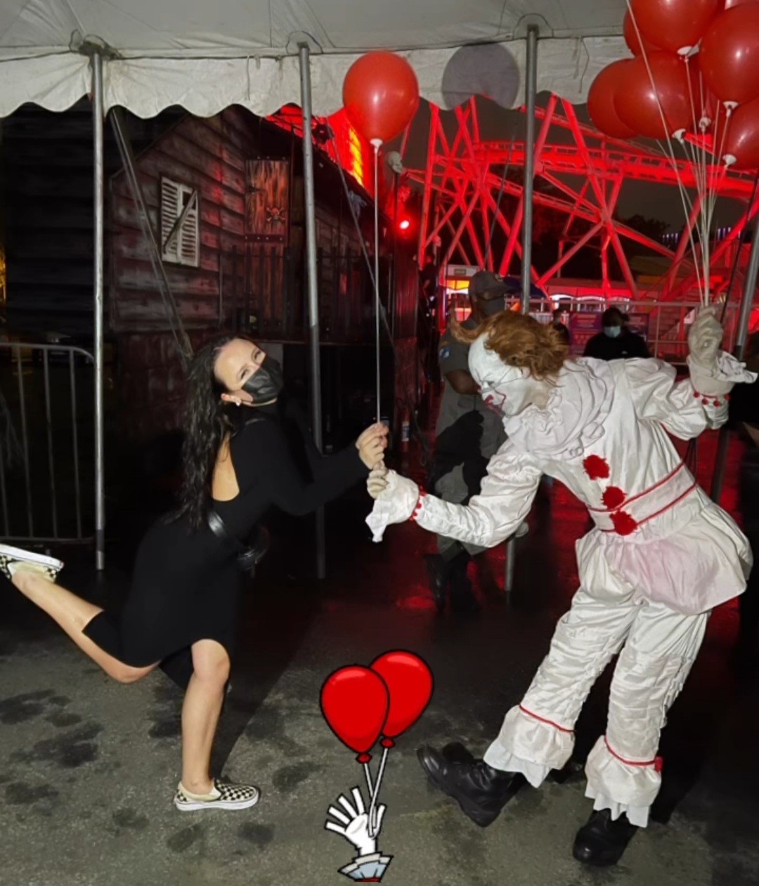 Larissa Manoela posa com personagens de terror em festa de Halloween (Foto: Reprodução / Instagram )